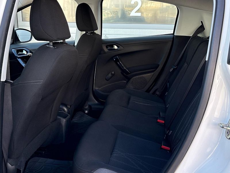 Peugeot 208 (2013) 1.6 e-HDI  - fotka 7 z 14