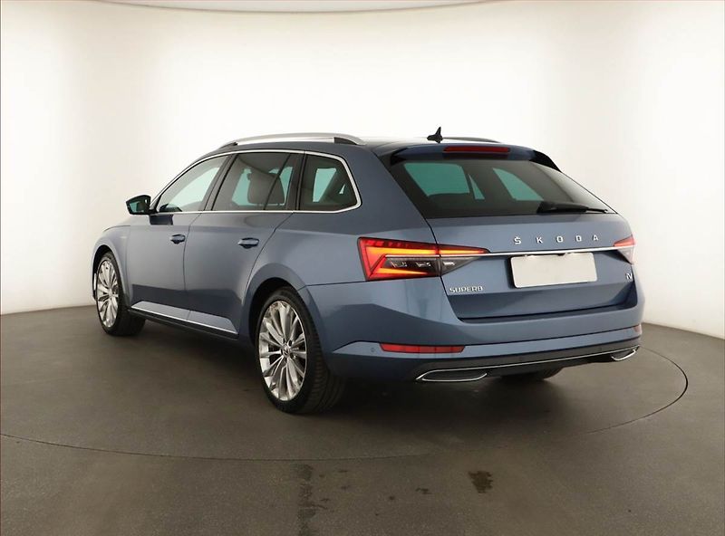 Škoda Superb (2022) Laurin&Klement iV 1.4 TSI PHEV - fotka 4 z 21