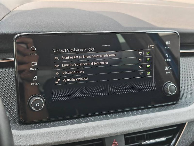 Škoda Scala Top Selection 7DSG 1,0TSI - fotka 16 z 23