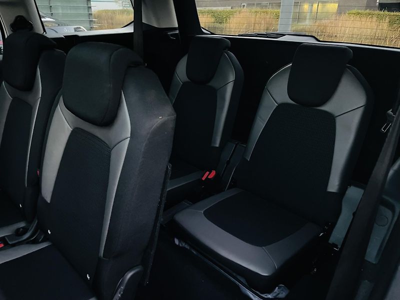 Citroën Grand C4 Picasso 2.0HDi MANUÁL 7MÍST KAMERY 360 - fotka 34 z 52