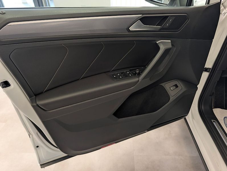 Volkswagen Tiguan 2.0 TDI 4X4 R-LINE - fotka 12 z 27