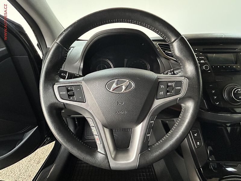 Hyundai i40 (2012) 1.6 GDI, AC, výhřev sed. - fotka 12 z 17