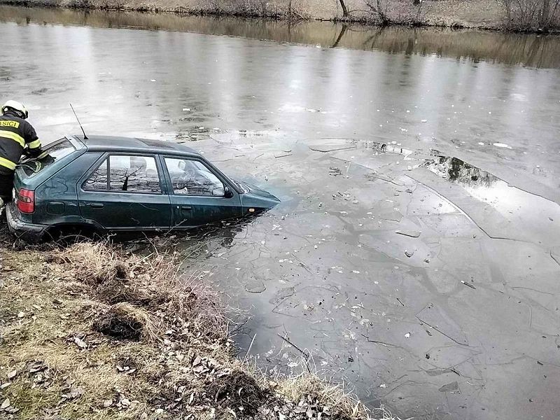 Ke kuriózní nehodě vyjížděli v sobotu přerovští profesionální hasiči. Auto skončilo v městském rybníce.