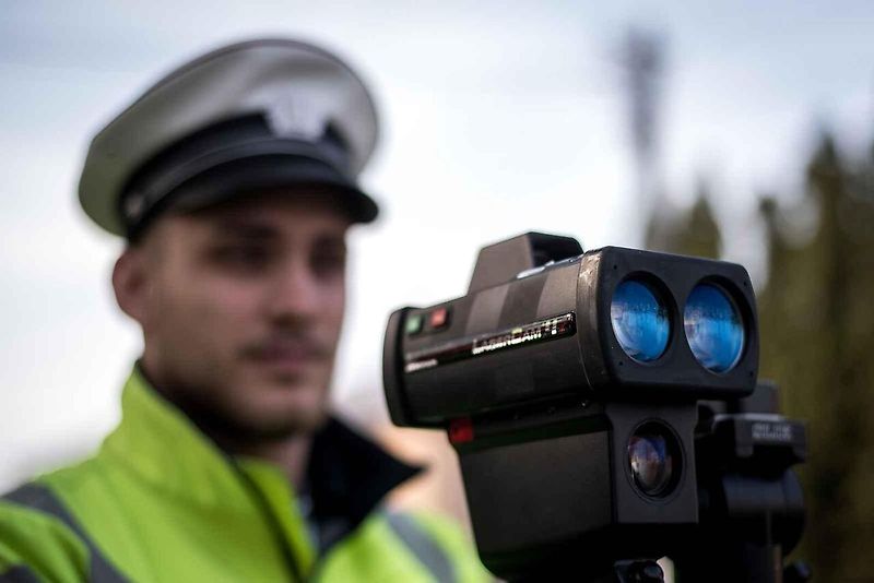 Kde je padesátka, tam je riziko nečekaného vstupu chodců do vozovky nejvyšší, proto policisté u rychlostních limitů v obci tolerance nevyplácí.