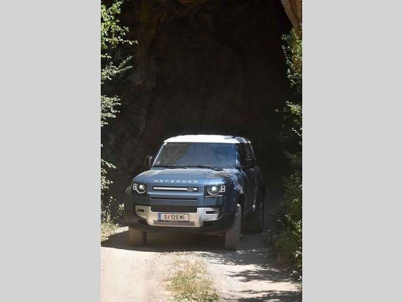 Prezentace vozu Land Rover Defender v lomu Velká Amerika
