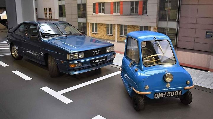 Porovnání parkujících vozů Audi Quattro a Peel P50