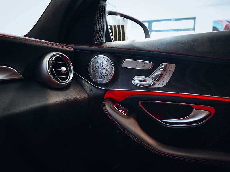 Mercedes-Benz Třídy C C 63 AMG 4MATIC 4.0 V8 - fotka 19 z 33