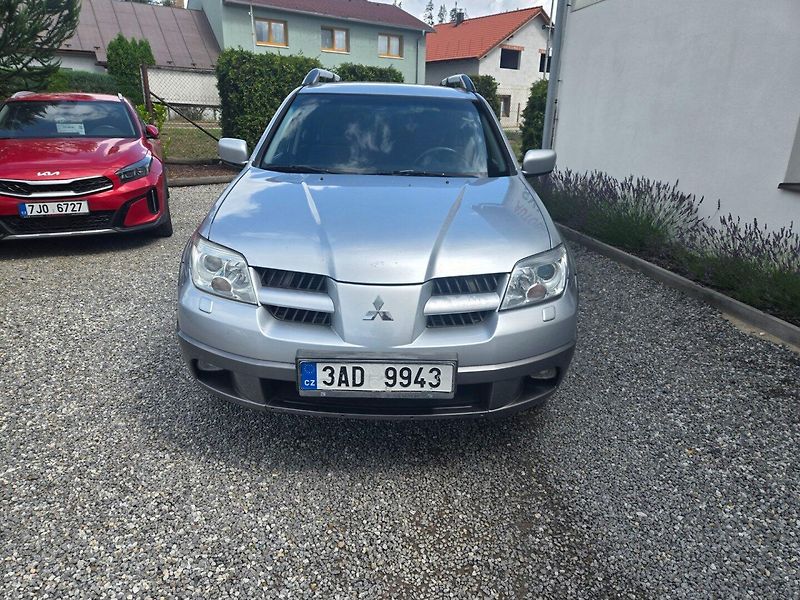 Mitsubishi Outlander (2005) 2.4 i 4x4 - fotka 9 z 28