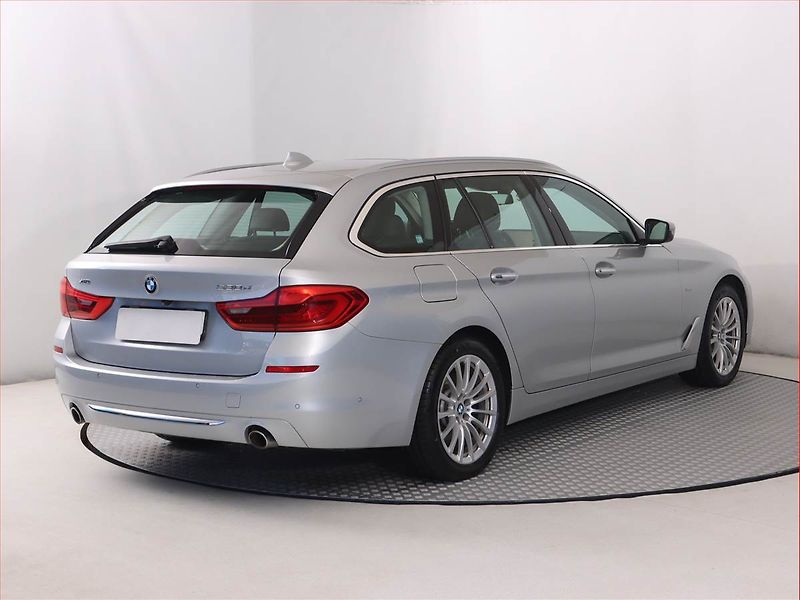 BMW Řada 5 (2017) Luxury Line 530d - fotka 5 z 21