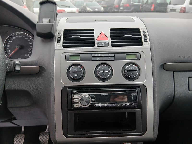 Volkswagen Touran 1.4 TSI - fotka 11 z 31
