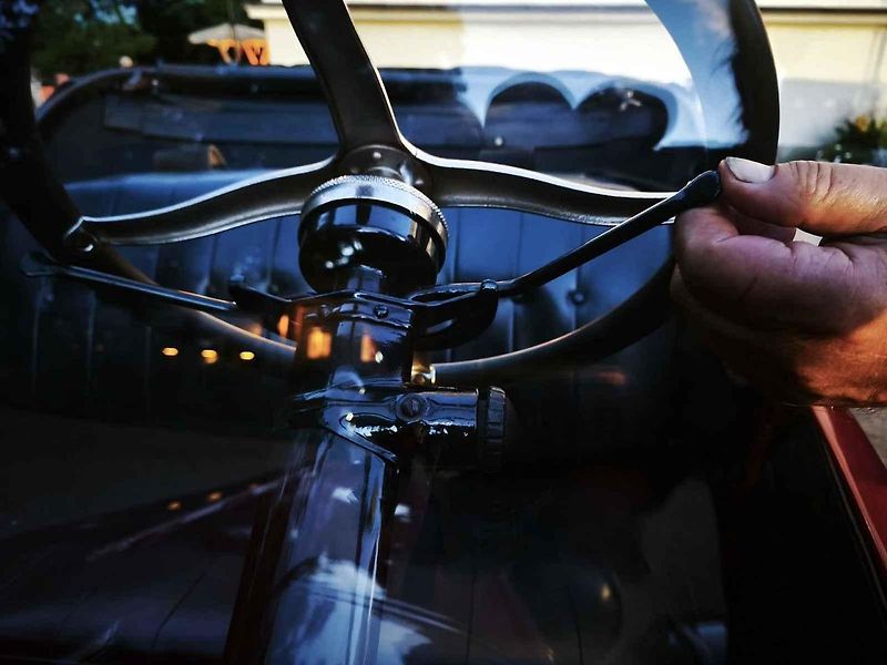 Nastartovat auto našich předků není žádná legrace.