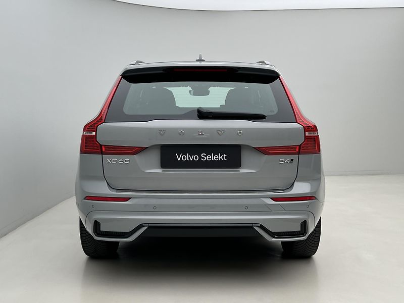 Volvo XC60 B4 AWD DARK PLUS CZ 1. maj. - fotka 12 z 45
