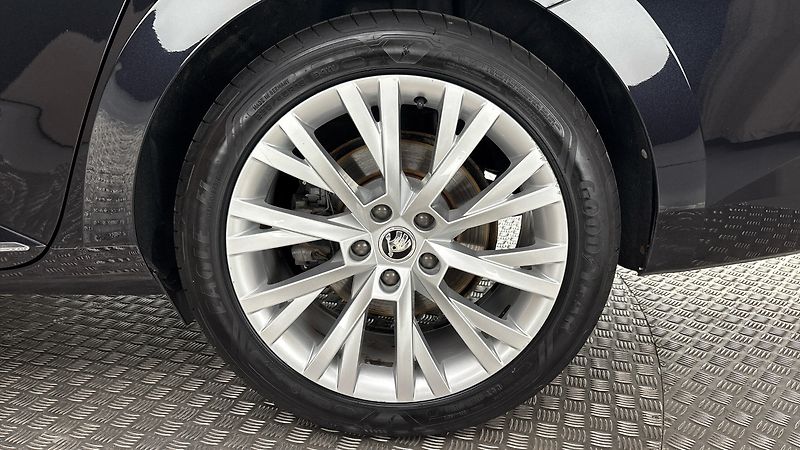 Škoda Superb 2.0 TDI DSG 4x4 L&K Combi - fotka 19 z 34