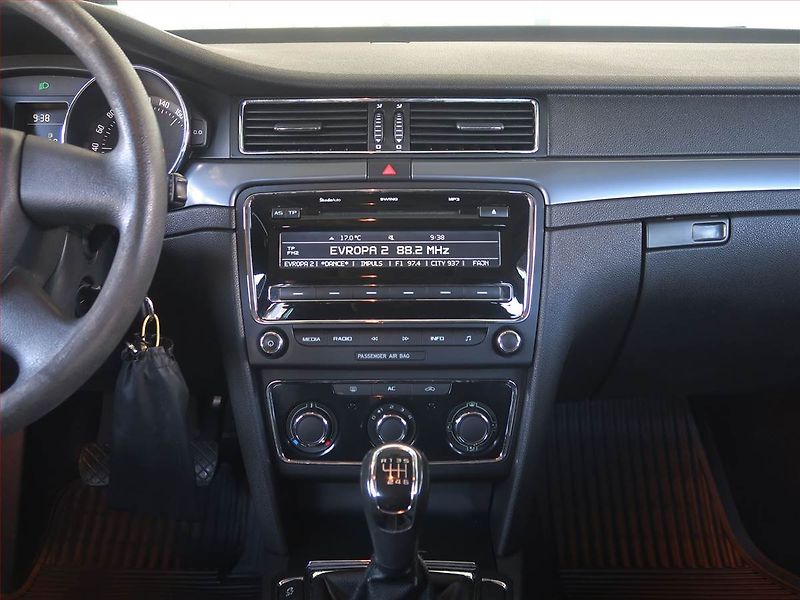 Škoda Superb (2011) 2.0 TDI - fotka 12 z 14