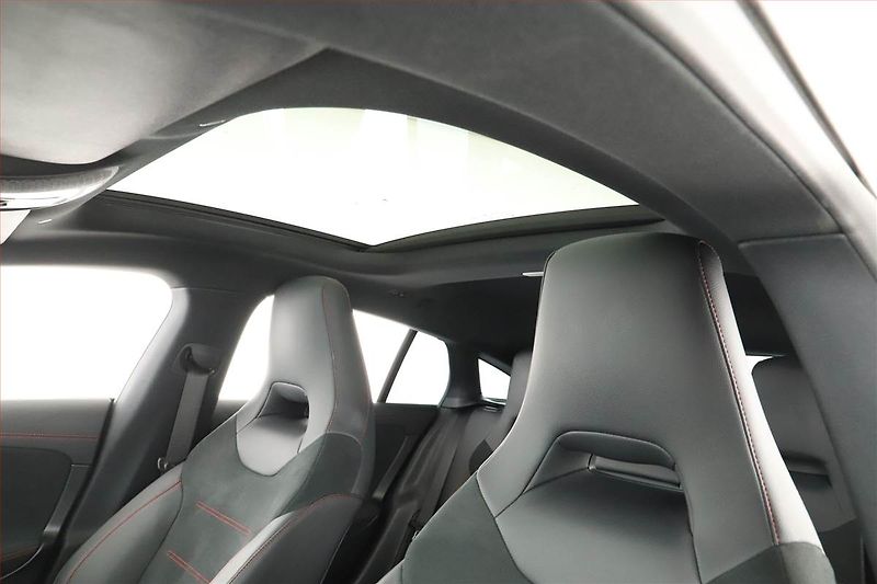Mercedes-Benz CLA (2023) AMG Paket 250 e - fotka 13 z 31