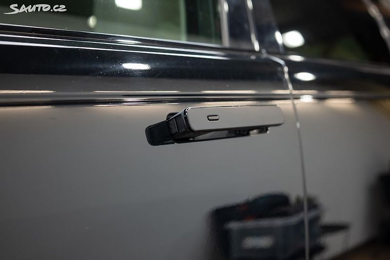 Land Rover Range Rover Velar 2.0 P250 184 kW - fotka 29 z 33