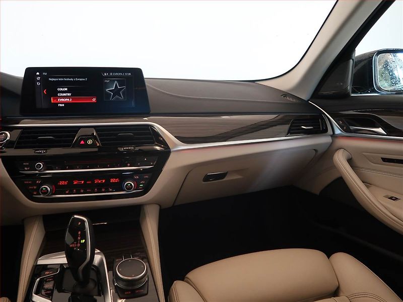 BMW Řada 5 (2017) Luxury Line 520d xDrive - fotka 8 z 14