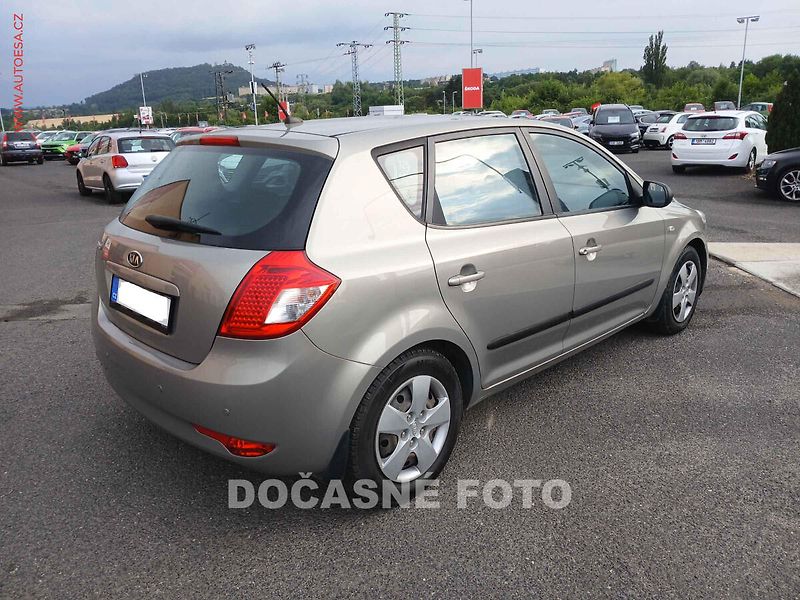 Kia Ceed (2011) 1.4 CVVT, ČR, AC, park.asist - fotka 2 z 3