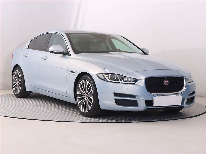 Jaguar XE (2015) E-Performance, Navi, Xenony - fotografie inzerátu
