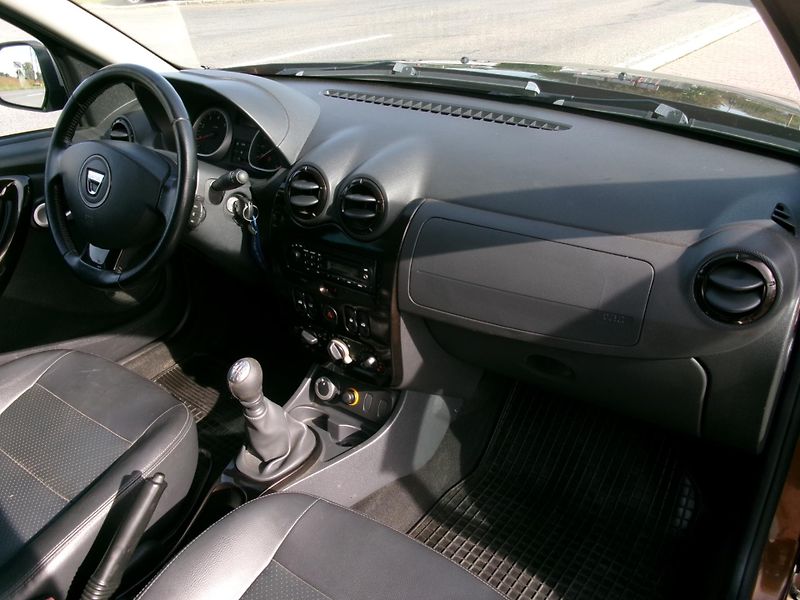 Dacia Duster 1,6 16V KLIMA 4X4 PRESTIGE  - fotka 25 z 28