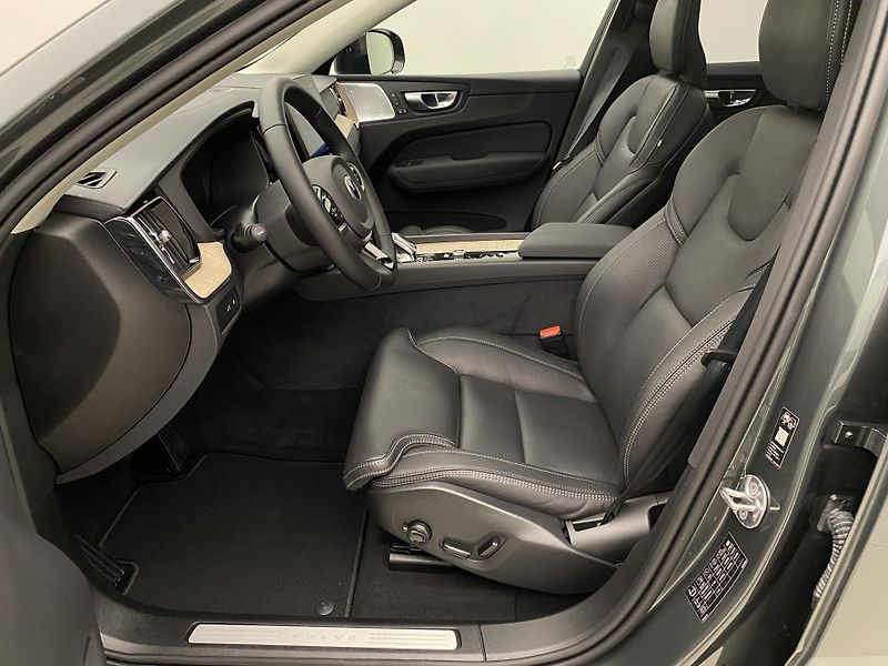 Volvo XC60 T8 AWD RECHARGE DARK ULTRA CZ - fotka 3 z 59