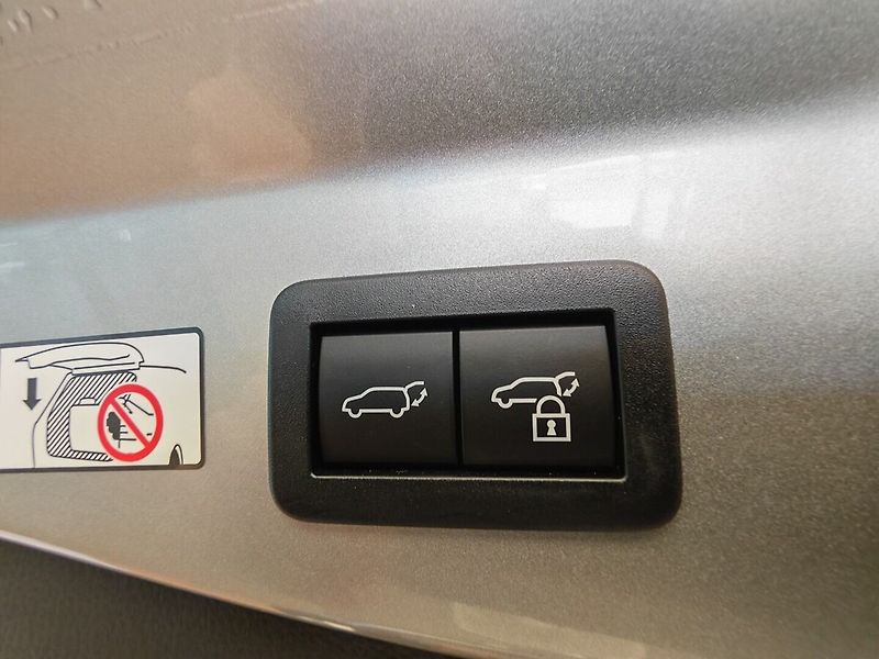 Toyota C-HR 2.0 Plug - in Hybrid ( 220k ) - fotka 8 z 37