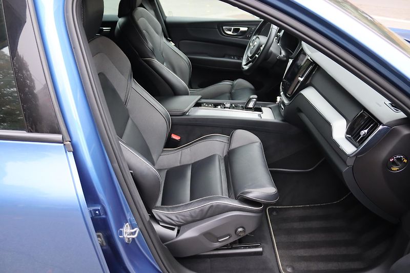 Volvo XC60 VOLVO XC60 T8 TWIN ENGINE R-DE - fotka 30 z 35