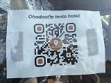 Stříbrný vůz stojí na parkovišti u židenického hypermarketu Kaufland. Hotel fiat, jak je pojmenovaný v mapách Google, má od uživatelů vysoké hodnocení a přitom láká na nízkou cenu, na dveřích vozů má napsáno 15 korun za noc.