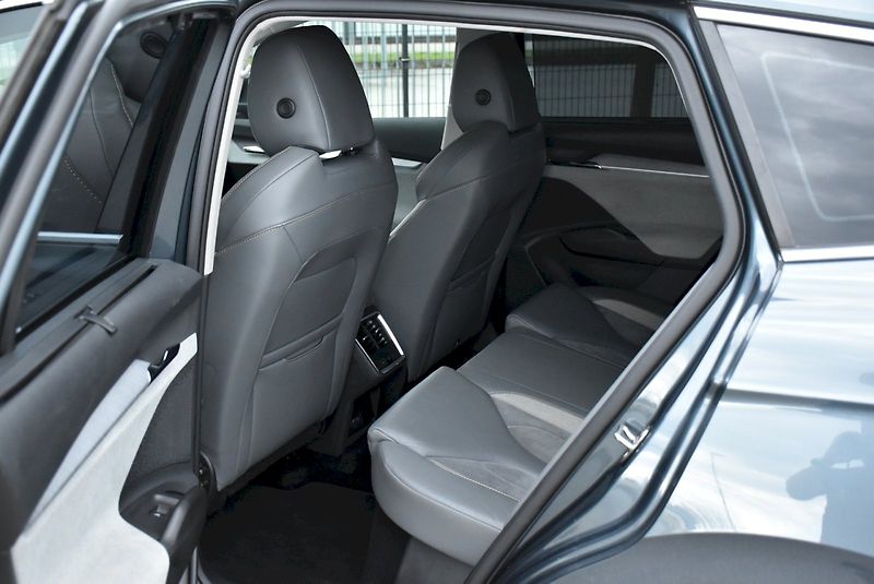 Škoda Enyaq (2021) 80  82 kWh  1  50 kW      1° p - fotka 14 z 24