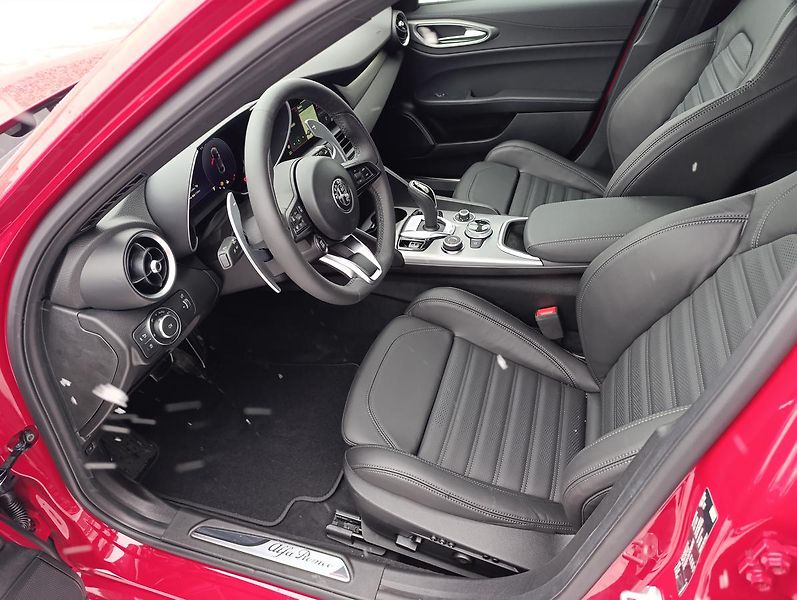 Alfa Romeo Giulia Veloce 2,0 Turbo 280k AWD - fotka 12 z 18