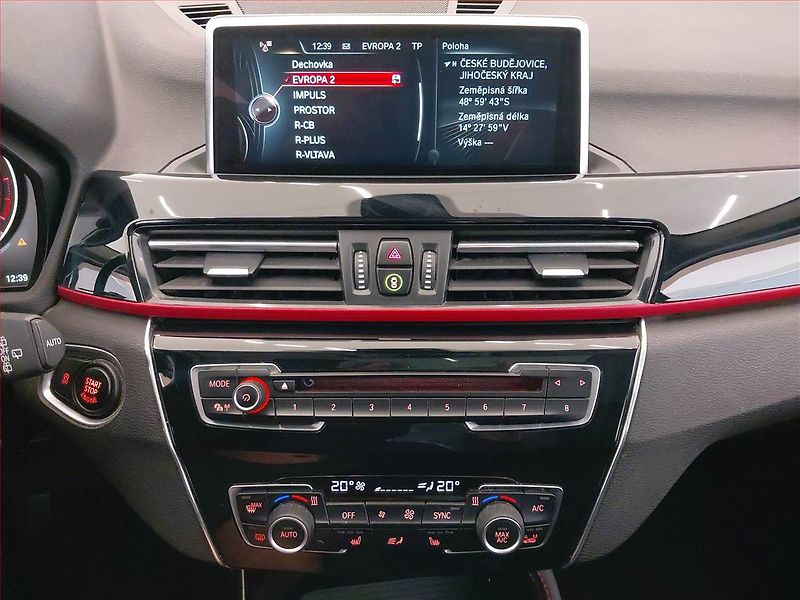 BMW X1 (2016) sDrive18d, Tempomat - fotka 12 z 18