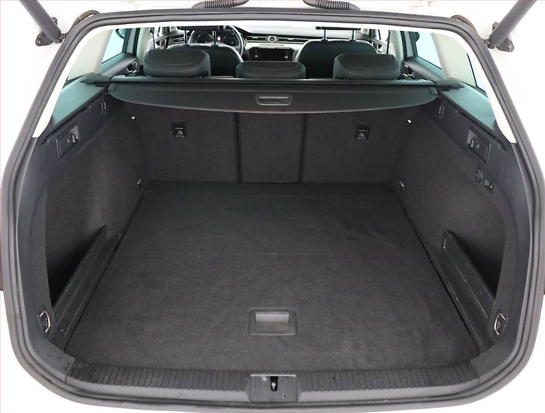 Volkswagen Passat (2018) R-Line 2.0 TDI, Automat - fotka 17 z 18