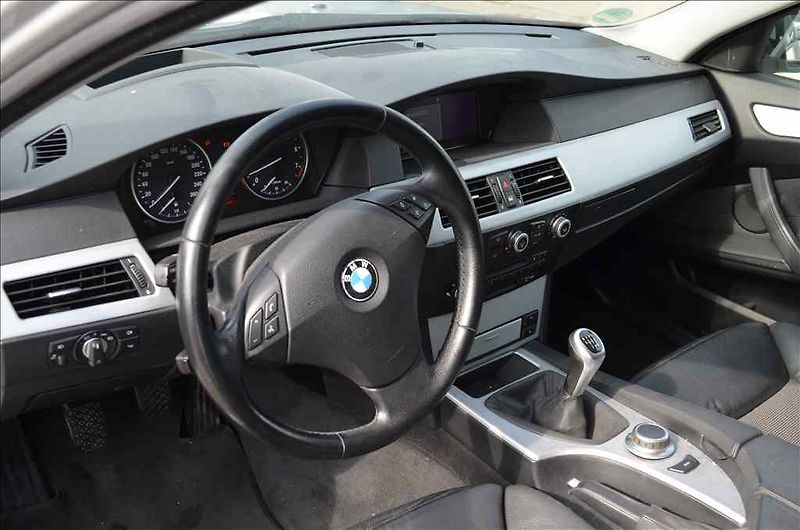 BMW Řada 5 (2008) 560 TOURING - fotka 8 z 33