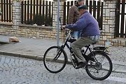 Stovka nablýskaných motocyklů a automobilů předválečné a meziválečné éry vyrazila v neděli z Horního náměstí v Přerově na spanilou jízdu regionem. Nejstarší účastnicí byla 88letá Libuše Šulcová. Vyrazila na motocyklu BSA 770 se sidecarem z roku 1928.