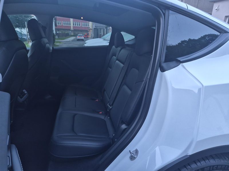 Tesla Model Y RWD 220kw TZ SOH 93,1 % - fotka 43 z 50