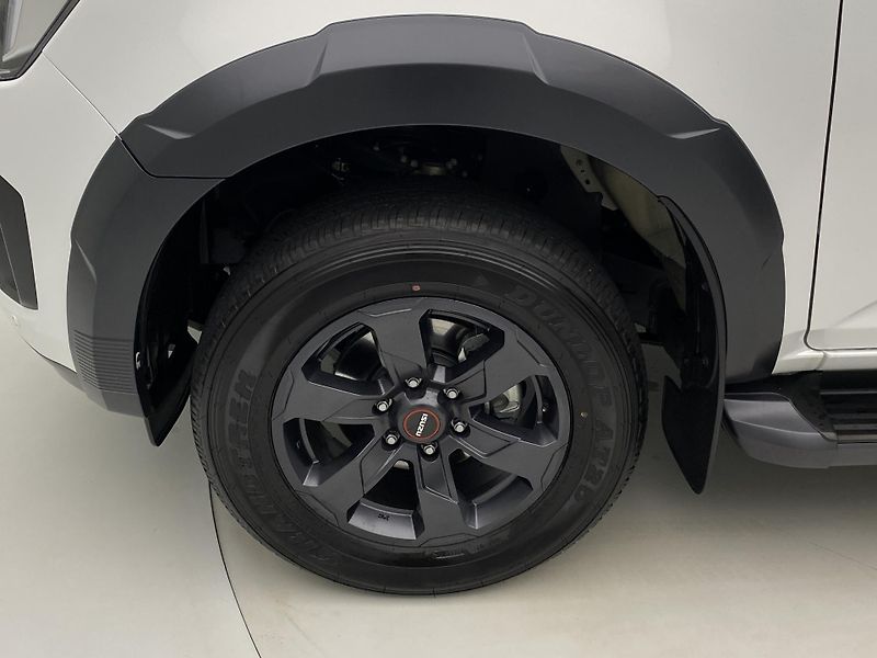 Isuzu D-Max (2025) Double Cab 1,9 V-Cross 4x4 AUT - fotka 11 z 34