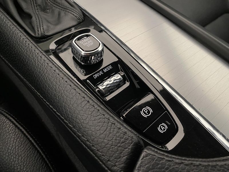 Volvo XC90 D5 AWD MOMENTUM AUT REZERVACE - fotka 28 z 46