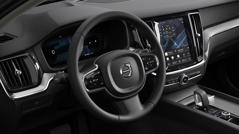 Volvo V60 (2026) Plus Dark, A/T,145kW, BLIS, ků - fotka 8 z 12