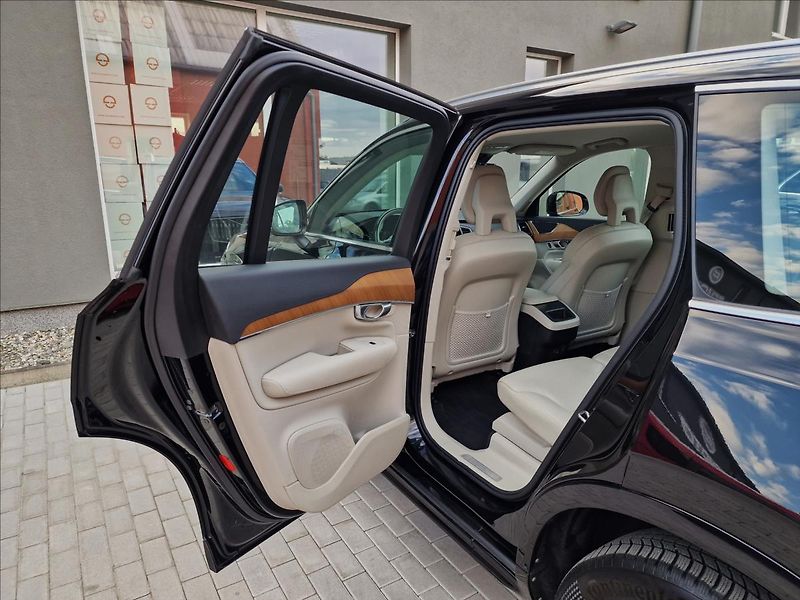 Volvo XC90 B5 AWD Momentum Pro Auto,1Maj - fotka 18 z 50