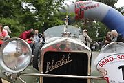 Na akci Jízda do vrchu a výstava historických vozidel se představilo na tři sta automobilů a motocyklů.