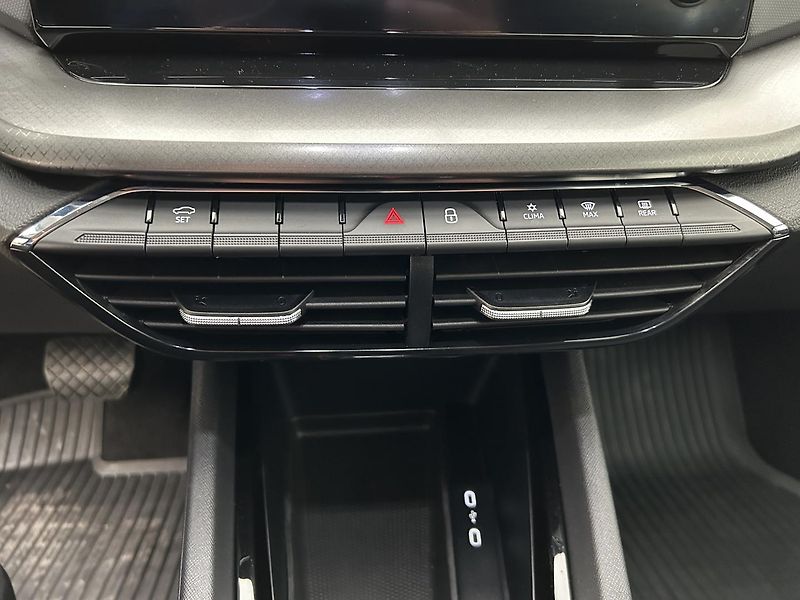Škoda Octavia 1.0 TSI Ambiente plus - fotka 18 z 23