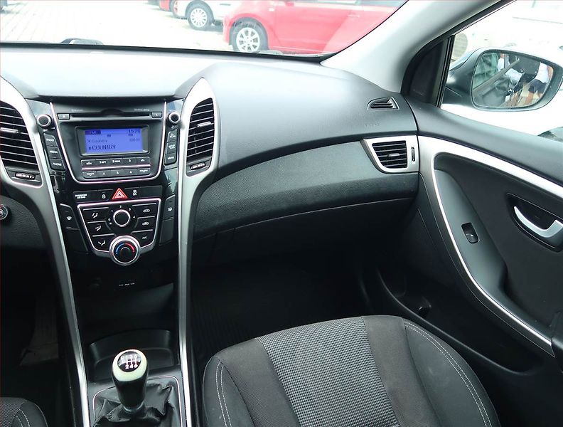 Hyundai i30 (2013) 1.6 MPI, LPG, Tempomat - fotka 8 z 15