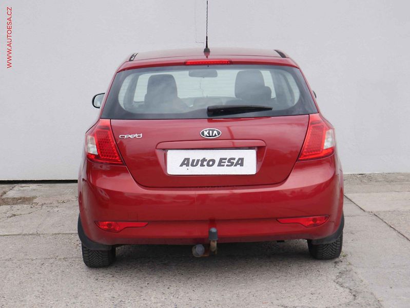 Kia Ceed (2009) 1.4i, 2.maj,ČR, tažné - fotka 5 z 17
