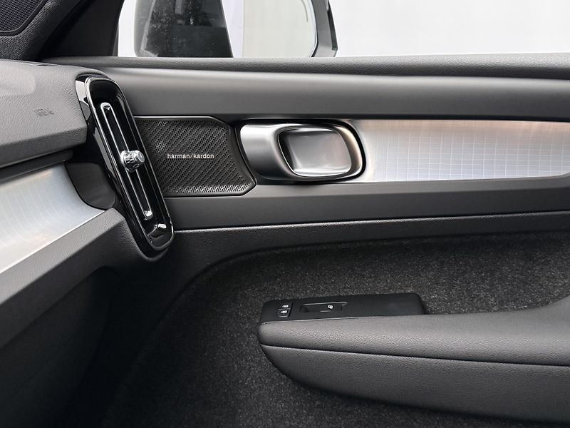 Volvo XC40 (2026) B3 AUT DARK PLUS - fotka 18 z 23