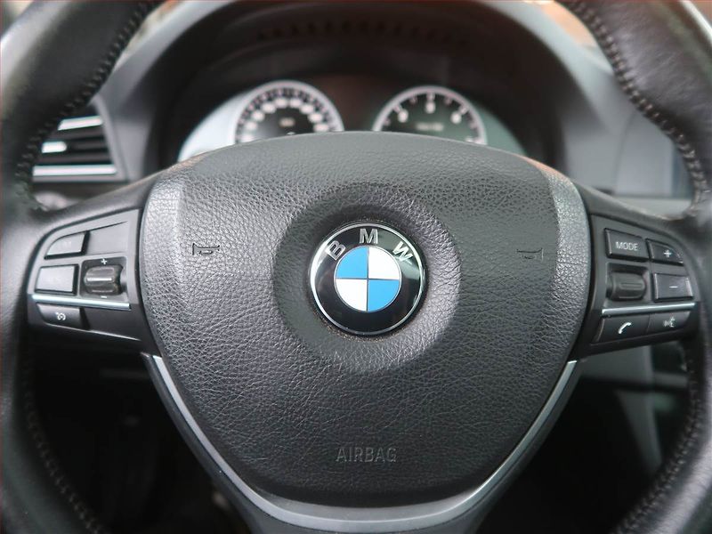 BMW Řada 5 (2012) Individual 525d xDrive, 4X4 - fotka 16 z 24