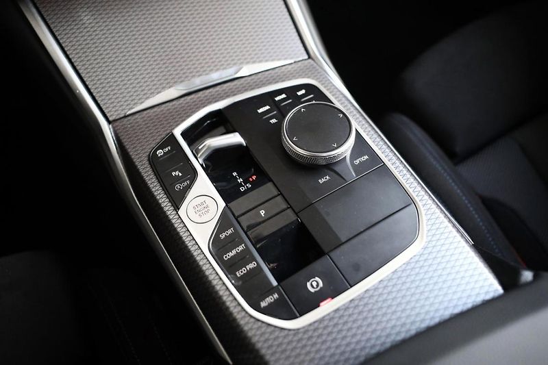 BMW Řada 3 330i xDrive Touring - fotka 10 z 21