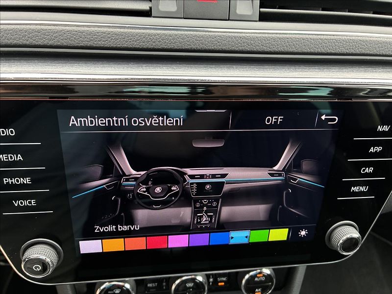 Škoda Superb 2,0 STYLE,PANORAMA,TAŽNÉ,LED - fotka 25 z 36