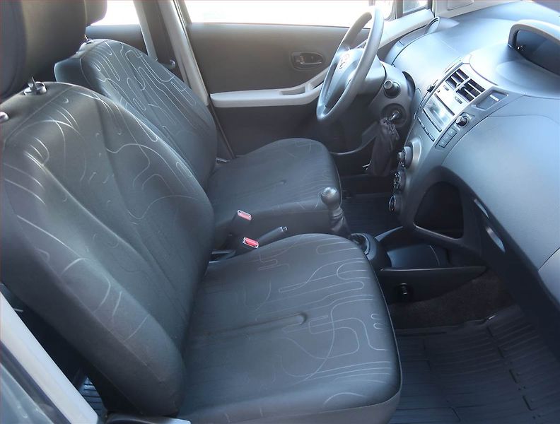 Toyota Yaris (2010) 1.0 VVT-i, ČR,1.maj - fotka 9 z 17