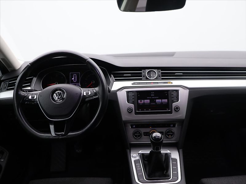 Volkswagen Passat 2,0 TDI 110kW Comfortline Navi - fotka 23 z 31
