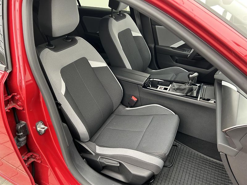 Opel Astra 1.2 Turbo 110k Edition - fotka 12 z 30